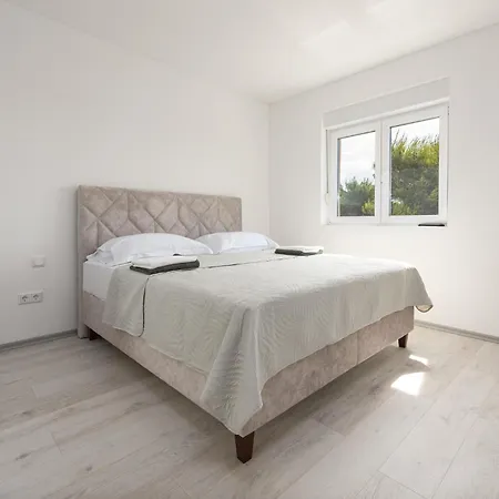 Cozy In With Outdoor Swimming Pool Appartement