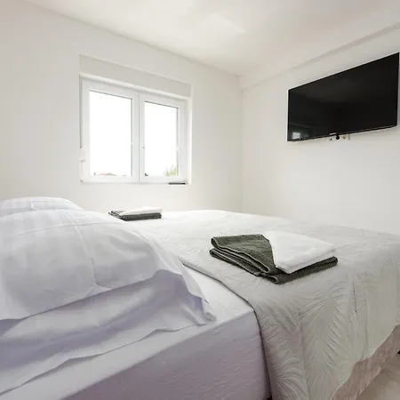 Cozy In With Outdoor Swimming Pool Appartement Vir
