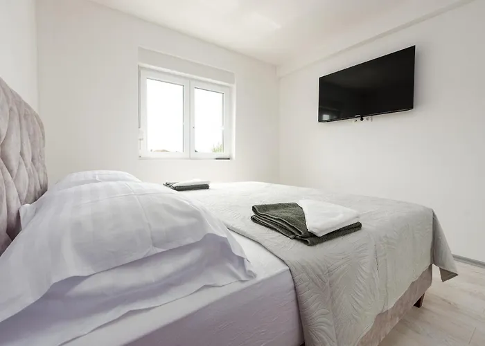 2 Bedroom Gorgeous In Апартаменты Вир
